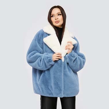 Девушка в синей шубе